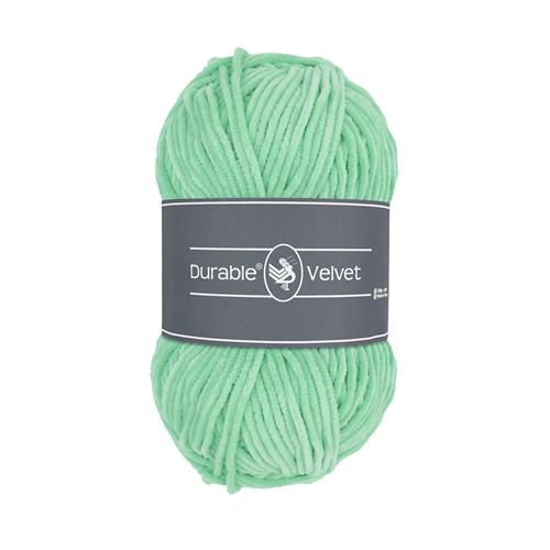 Ett nystan av Durables sammetsgarn Durable Velvet i mintgrönt