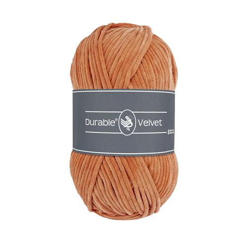 Ett nystan av Durables sammetsgarn Durable Velvet i brunt