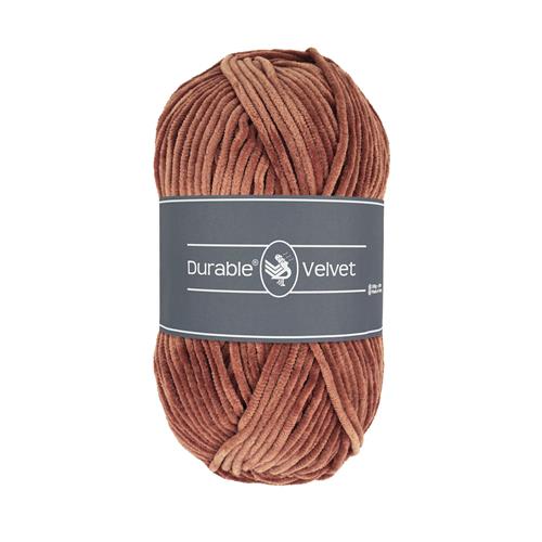 Ett nystan av Durables sammetsgarn Durable Velvet i brunt