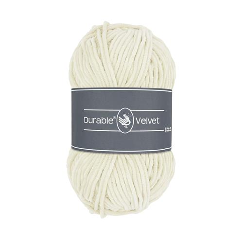 Ett nystan av Durables sammetsgarn Durable Velvet i naturvitt