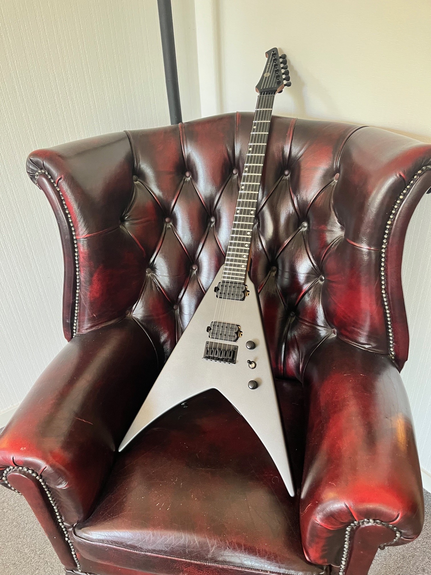 Spira Guitars V-400 Satin Silver - 2