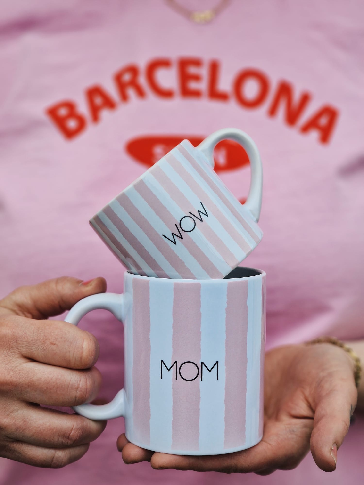 Mugg "MOM WOW" rosa rand