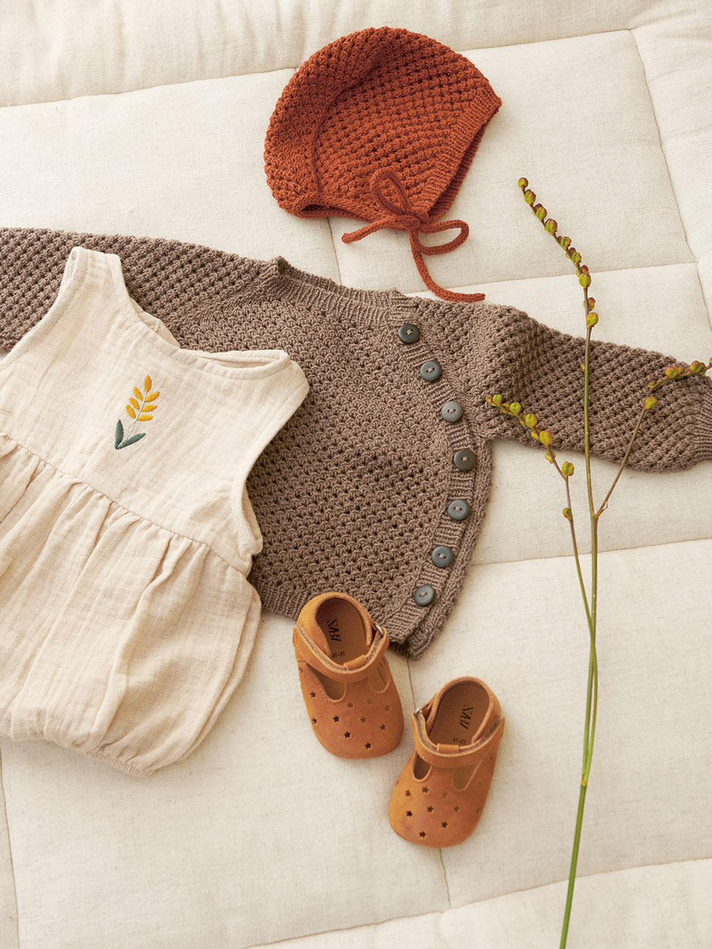 Sandnes April Cardigan, diaper pants & bonnet Baby 2413_05 (28 m mönster st 3) - 4