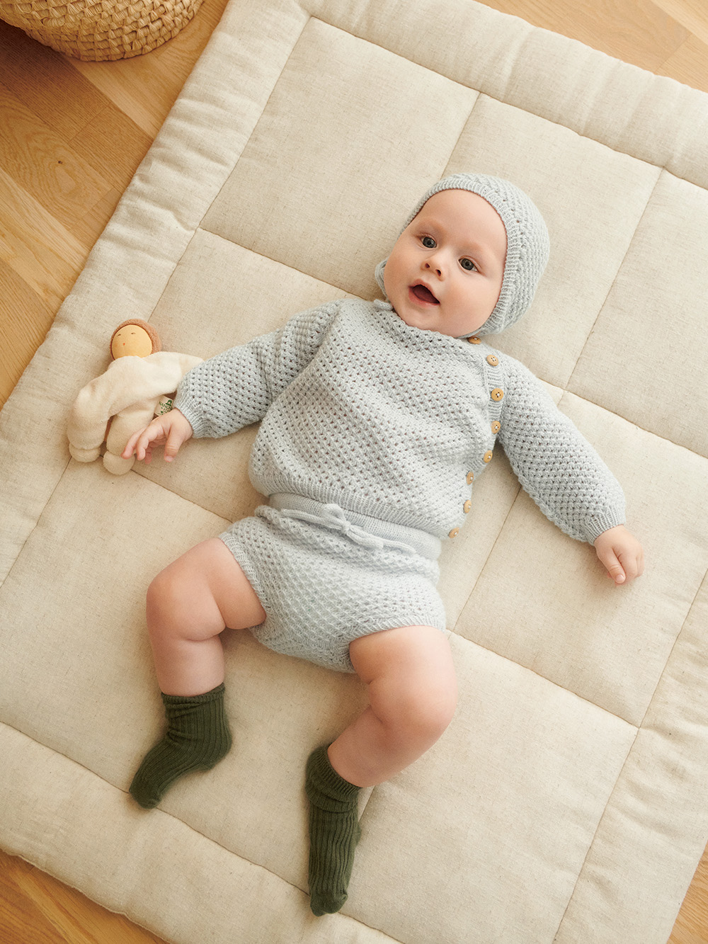 Sandnes April Cardigan, diaper pants & bonnet Baby 2413_05 (28 m mönster st 3) - 2