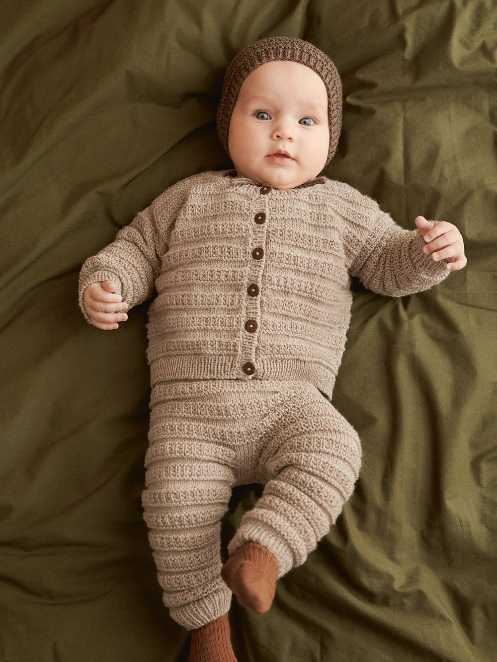 Sandnes Fillip Cardigan, pants & bonnet Baby 2413_04 (27 m st 3) - 2