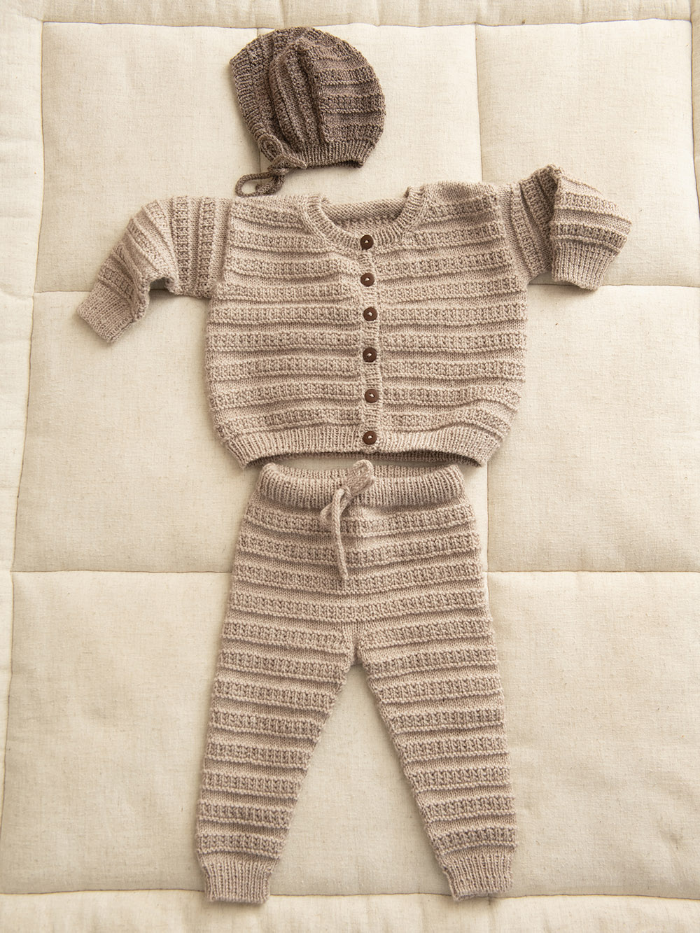 Sandnes Fillip Cardigan, pants & bonnet Baby 2413_04 (27 m st 3) - 4