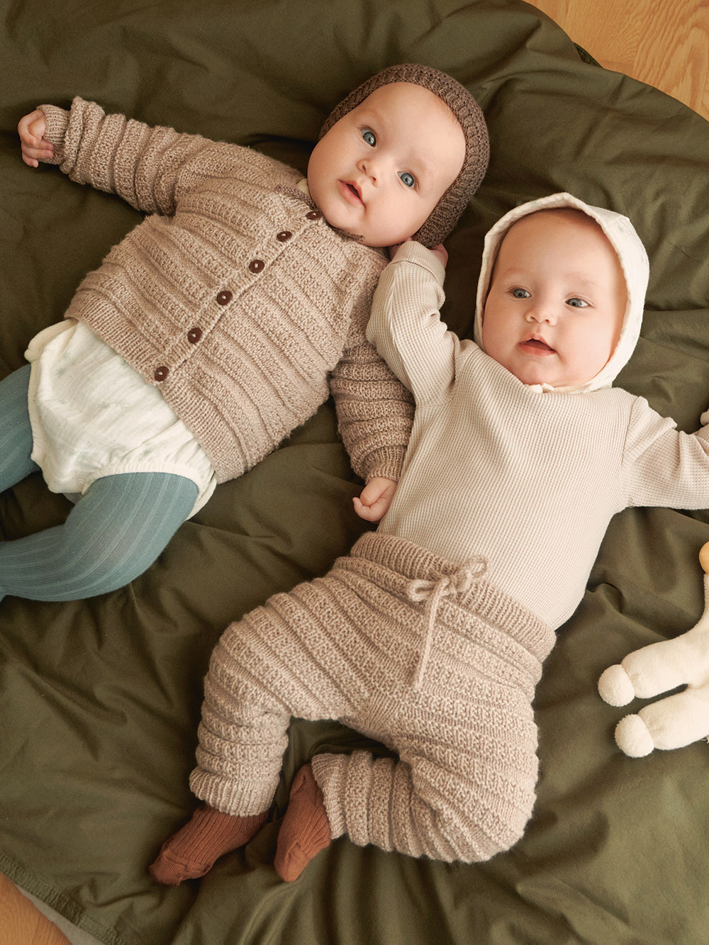 Sandnes Fillip Cardigan, pants & bonnet Baby 2413_04 (27 m st 3) - 3