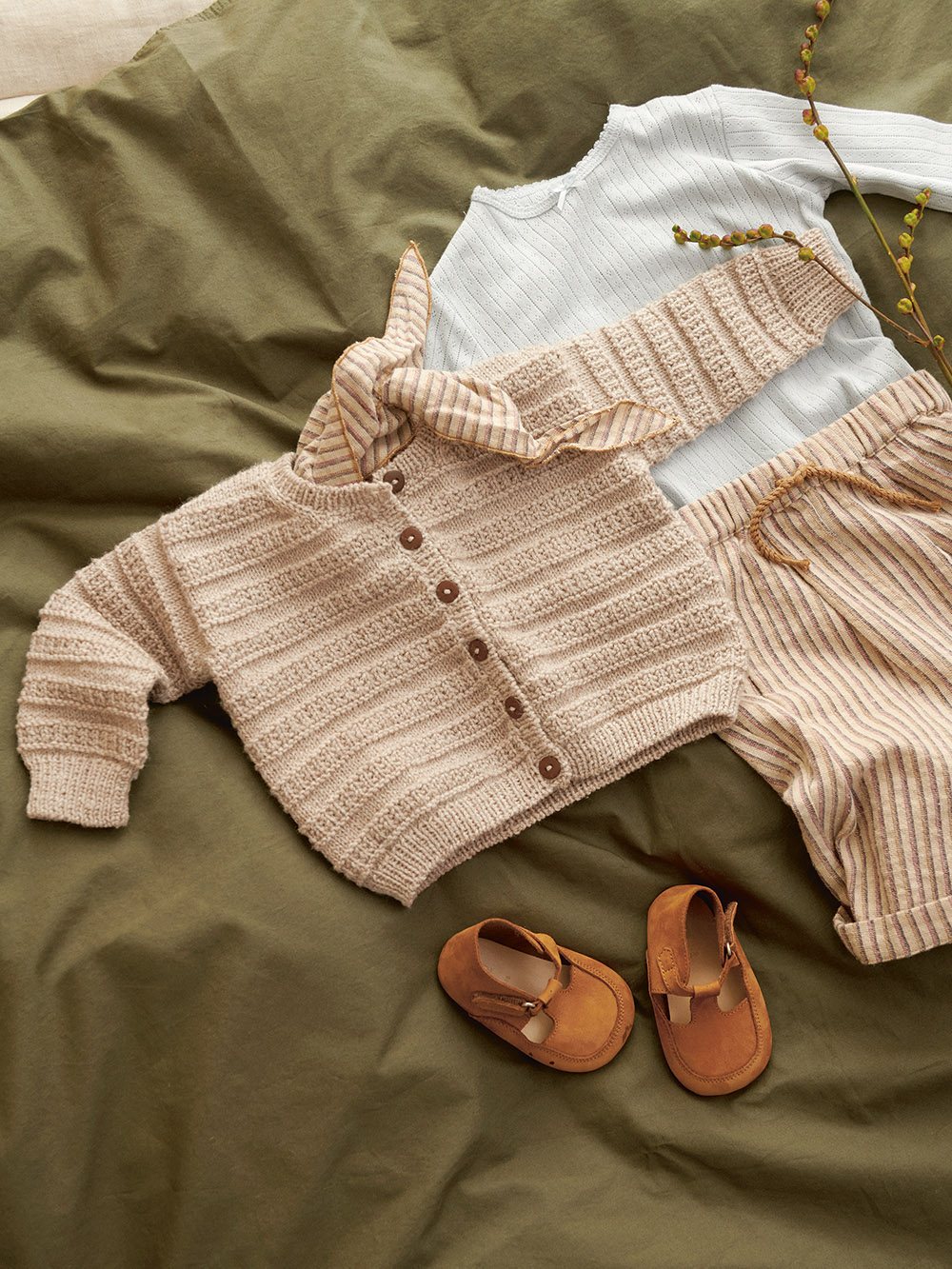 Sandnes Fillip Cardigan, pants & bonnet Baby 2413_04 (27 m st 3) - 5
