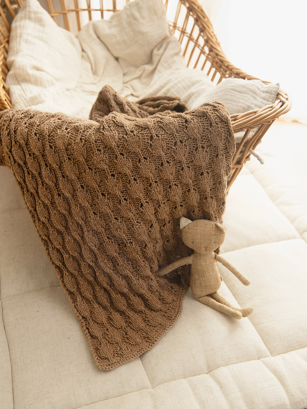 Sandnes Lilja Baby Blanket 2413_03 (20 m mönster st 4) - 3