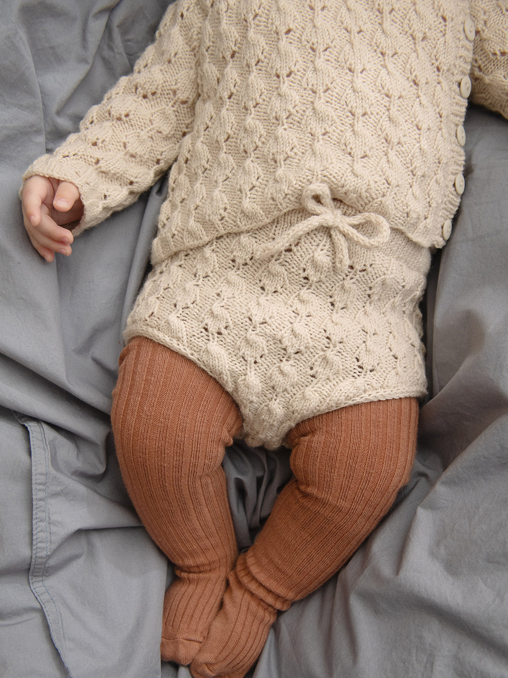 Sandnes Lilja Cardigan, Diaper pants, tights & Bonnet Baby 2413_02 (30 m mönster st 3) - 5