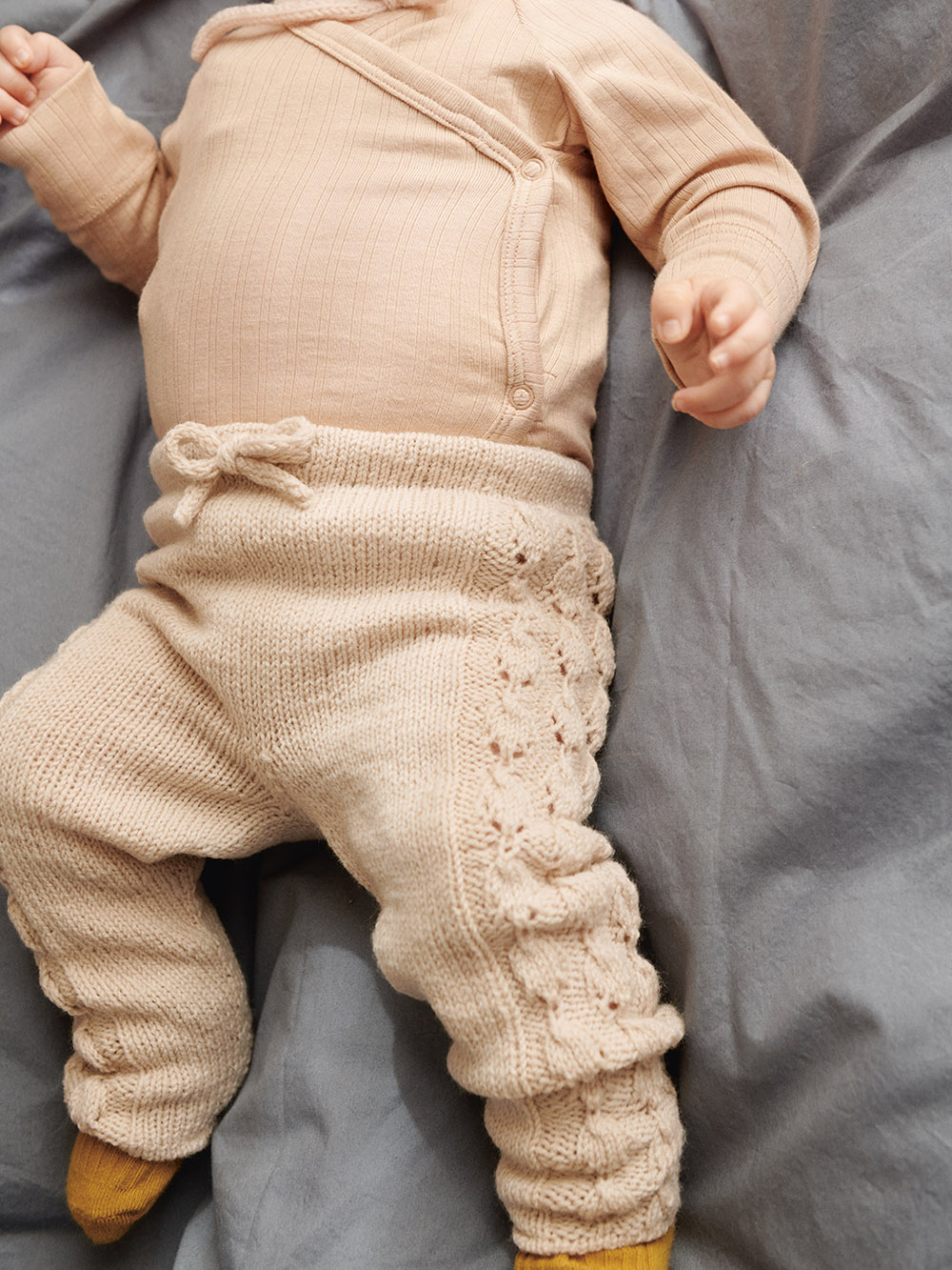 Sandnes Lilja Cardigan, Diaper pants, tights & Bonnet Baby 2413_02 (30 m mönster st 3) - 3