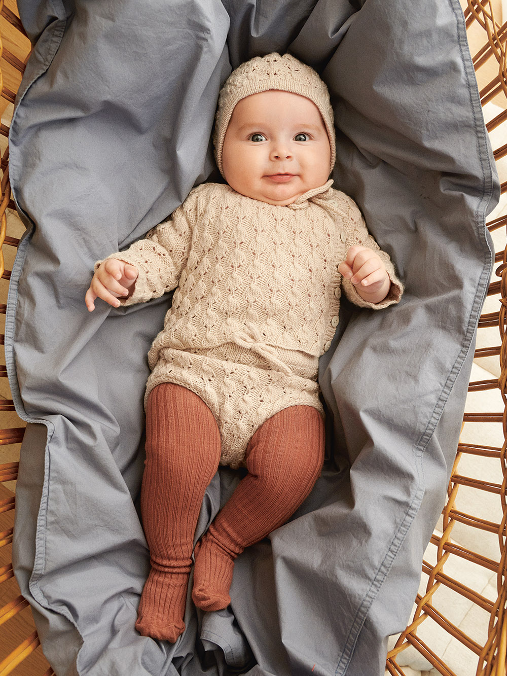 Sandnes Lilja Cardigan, Diaper pants, tights & Bonnet Baby 2413_02 (30 m mönster st 3)