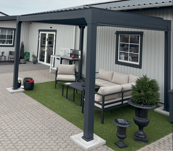 Pergola 300x400 cm med sidovägg som skyddar mot sol och vind