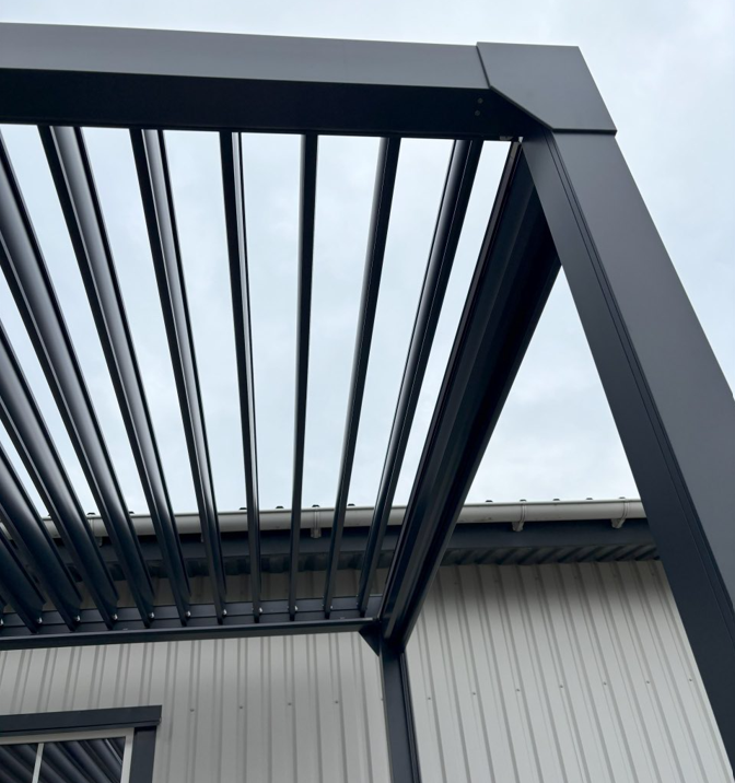 Motordriven pergola i aluminium med justerbara lameller