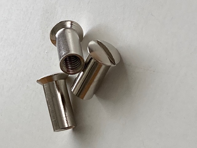 M4 Nippel, rundat huvud med spår, inkl. skruv – Nickel