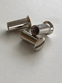 M4 Nippel, rundat huvud med spår, inkl. skruv – Nickel