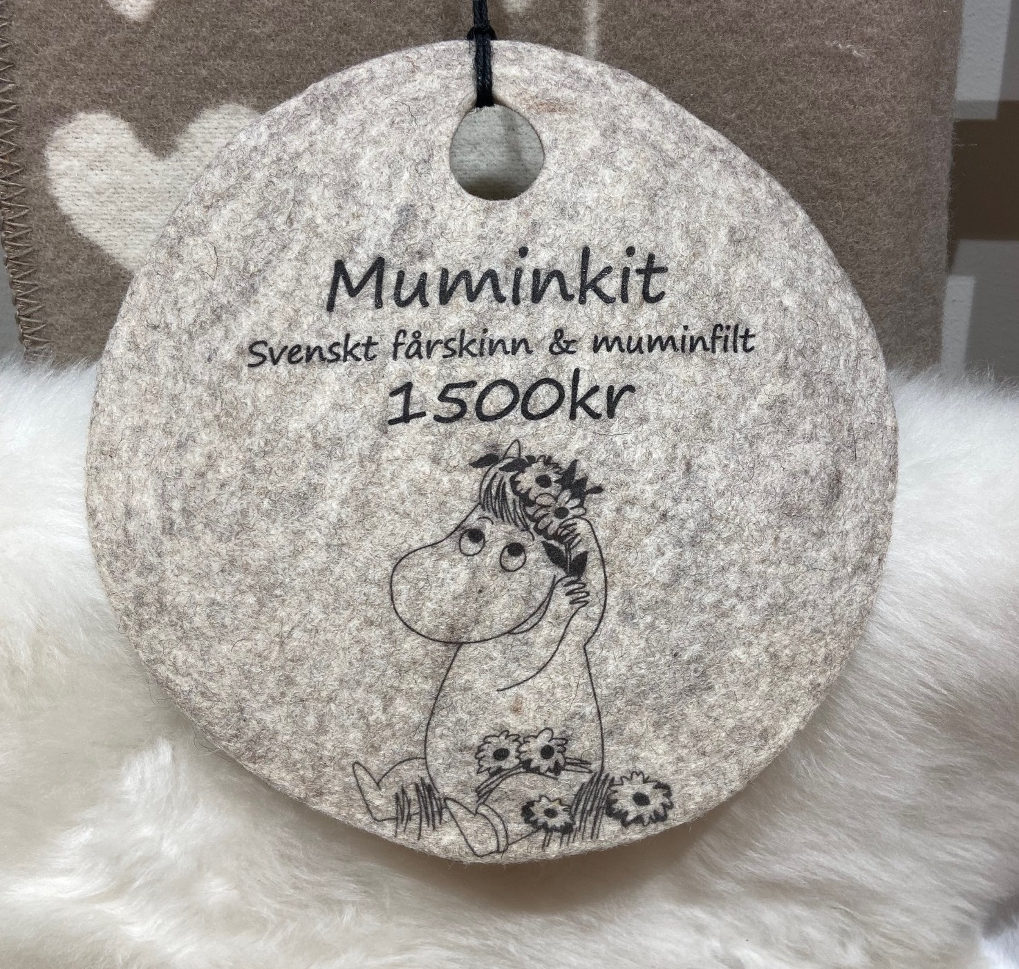 Mumin 80 år - Muminfilt med Svenskt lammskinn  - 3