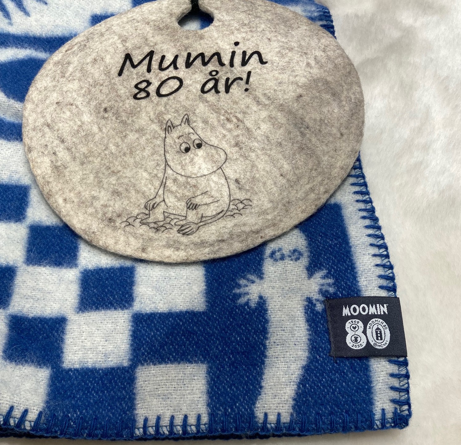 Mumin 80 år - Muminfilt med Svenskt lammskinn 