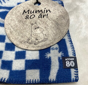 Mumin 80 år - Muminfilt med Svenskt lammskinn 