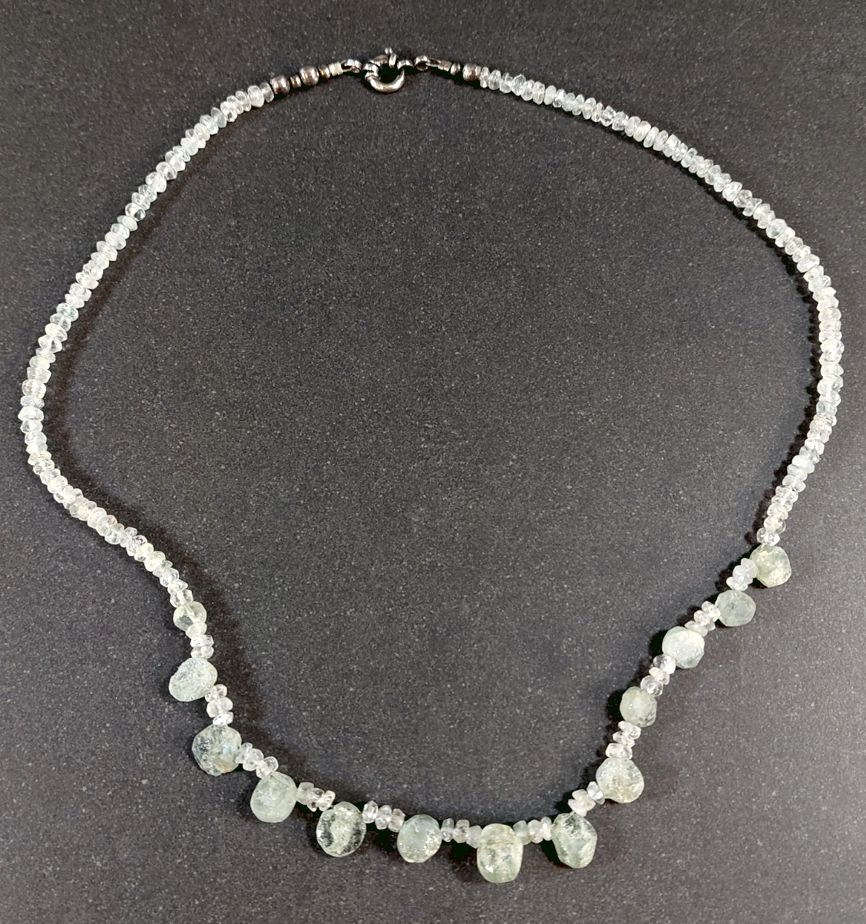 Halsband med Akvamarin - Pärlor i olika storlek