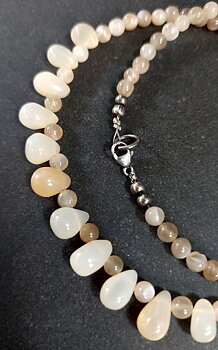 Halsband med Månsten