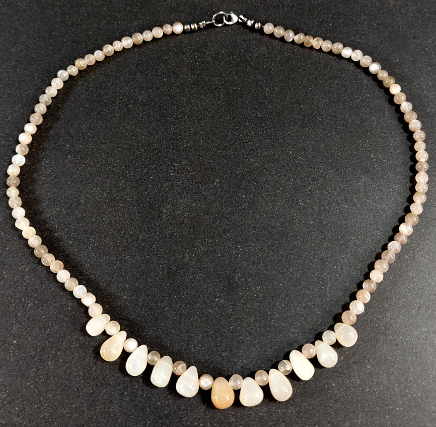 Halsband med Månsten