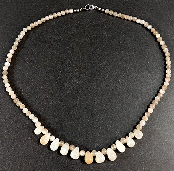 Halsband med Månsten