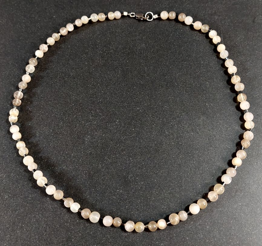 Halsband med Månsten och Silverpärlor