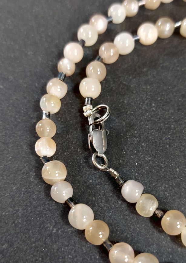 Halsband med Månsten och Silverpärlor - 2