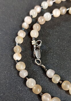 Halsband med Månsten och Silverpärlor