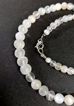 Halsband med Månsten 