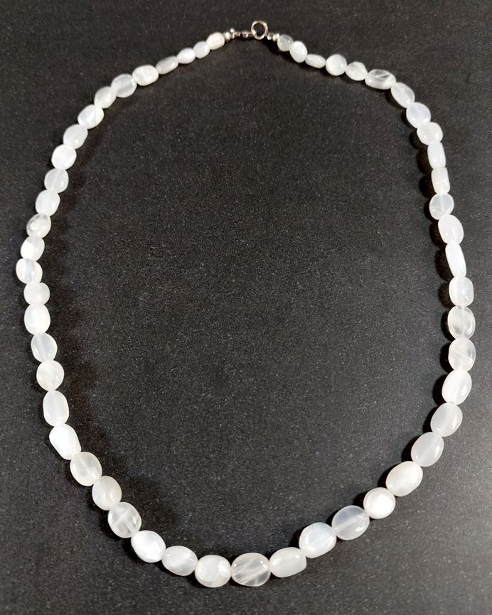 Halsband med Månsten 