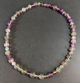 Halsband med mixade Fluorit pärlor