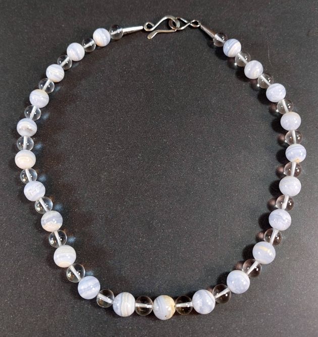 Halsband med Blå Bandagat och Bergkristall