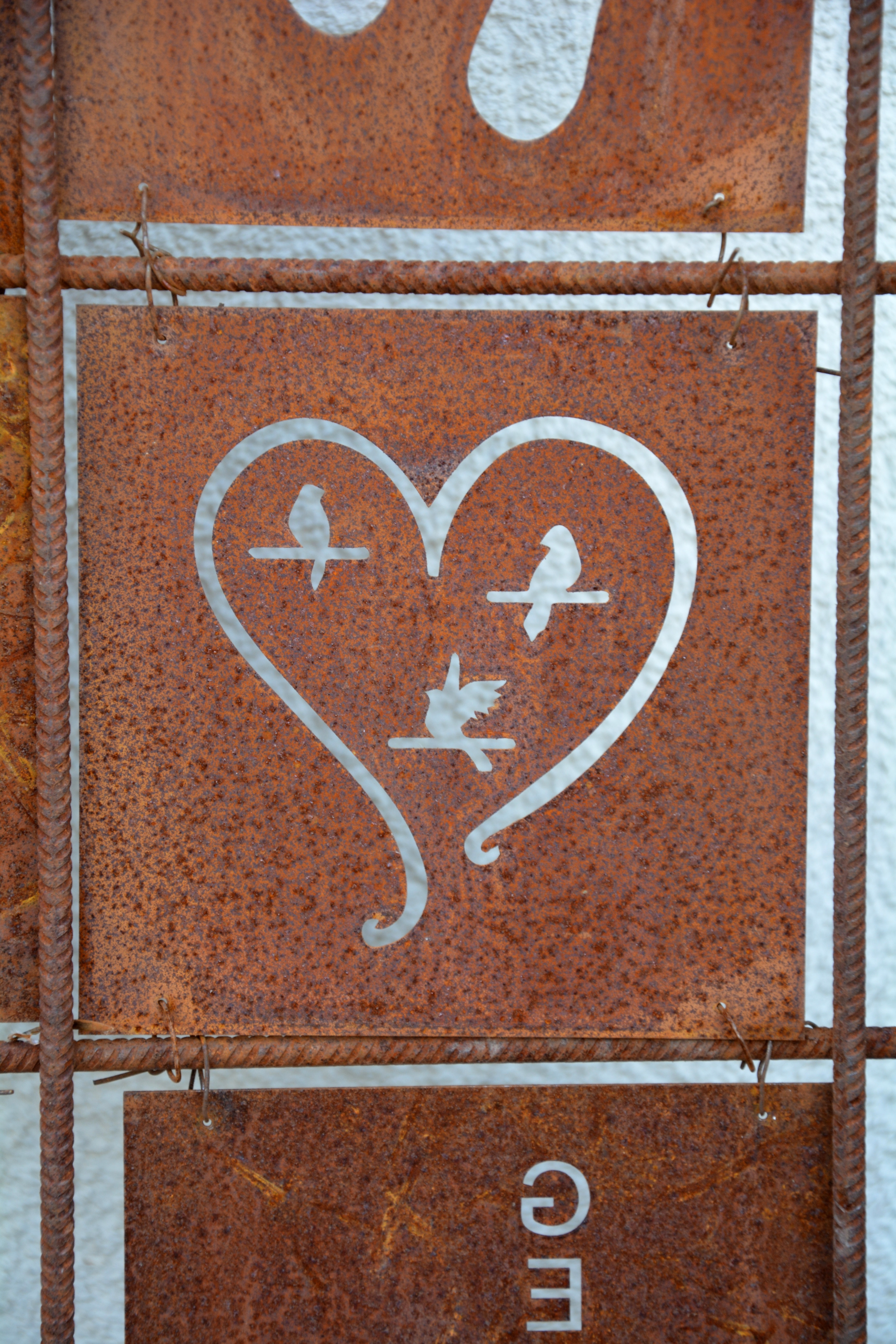 Rostig skylt till armeringsnät HJÄRTA FÅGLAR 14 cm