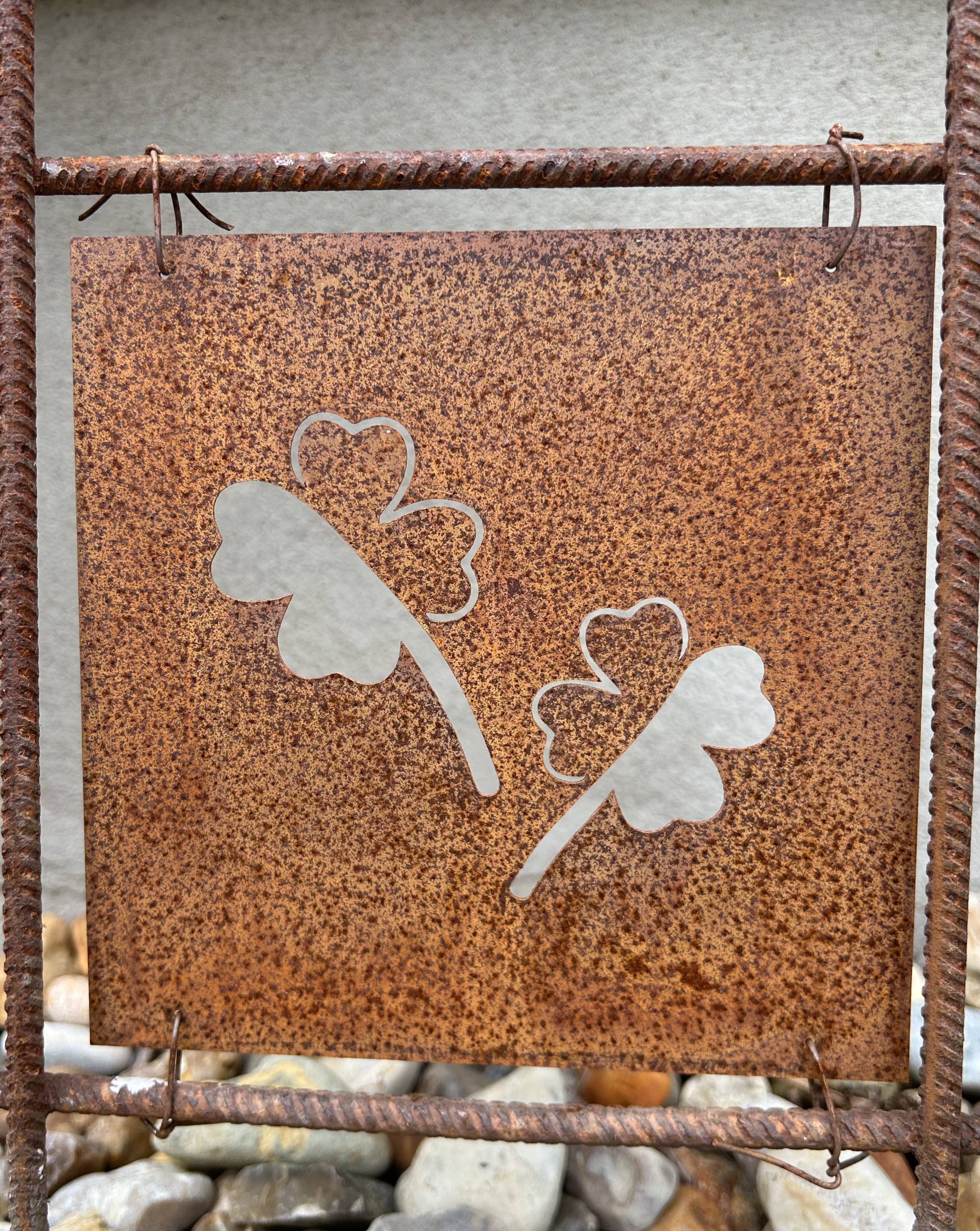 Rostig skylt till armeringsnät LYCKOKLÖVER 14 cm