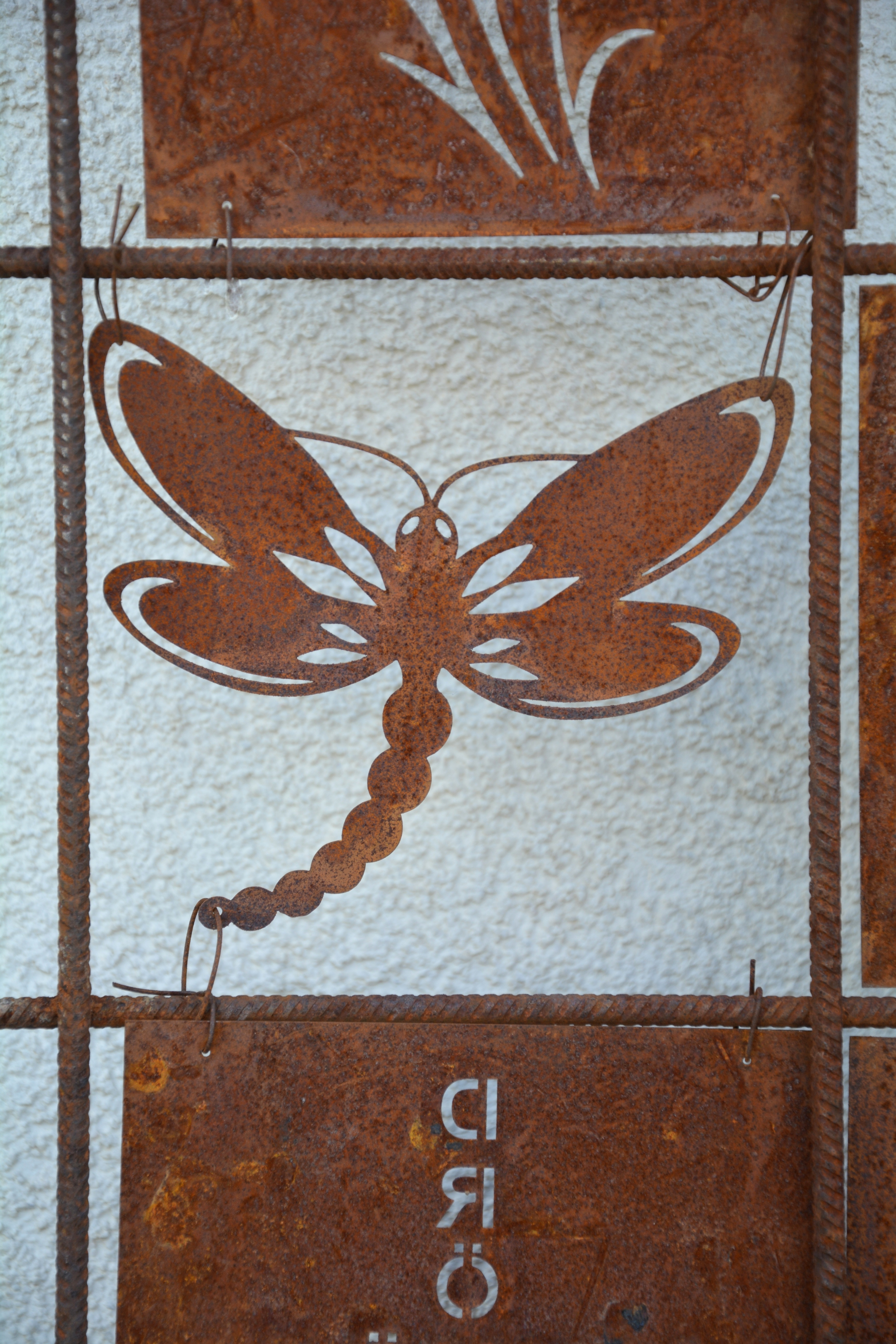 Rostig  Slända till armeringsnät 14 cm stor