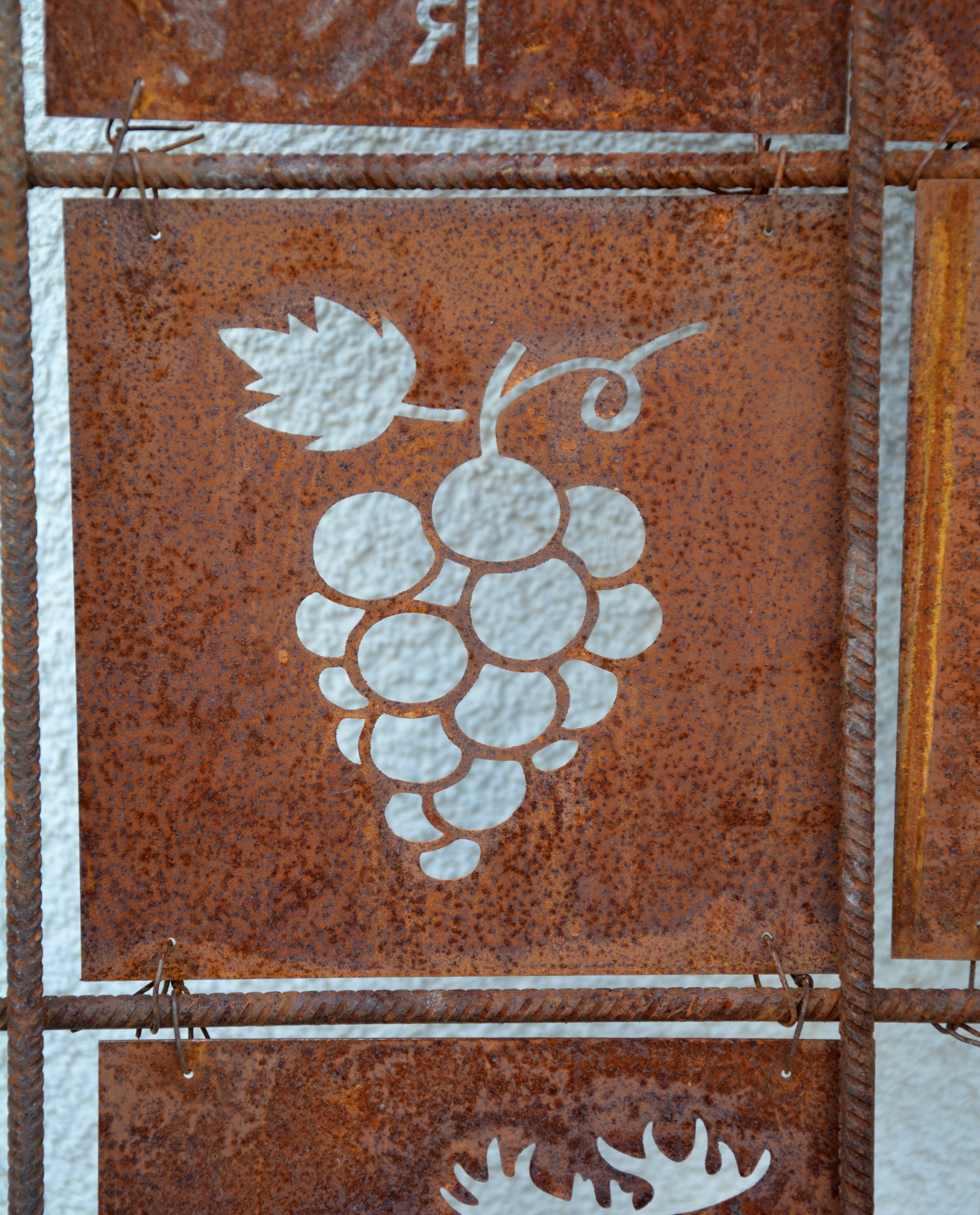 Rostig skylt till armeringsnät VINDRUVOR 14 cm