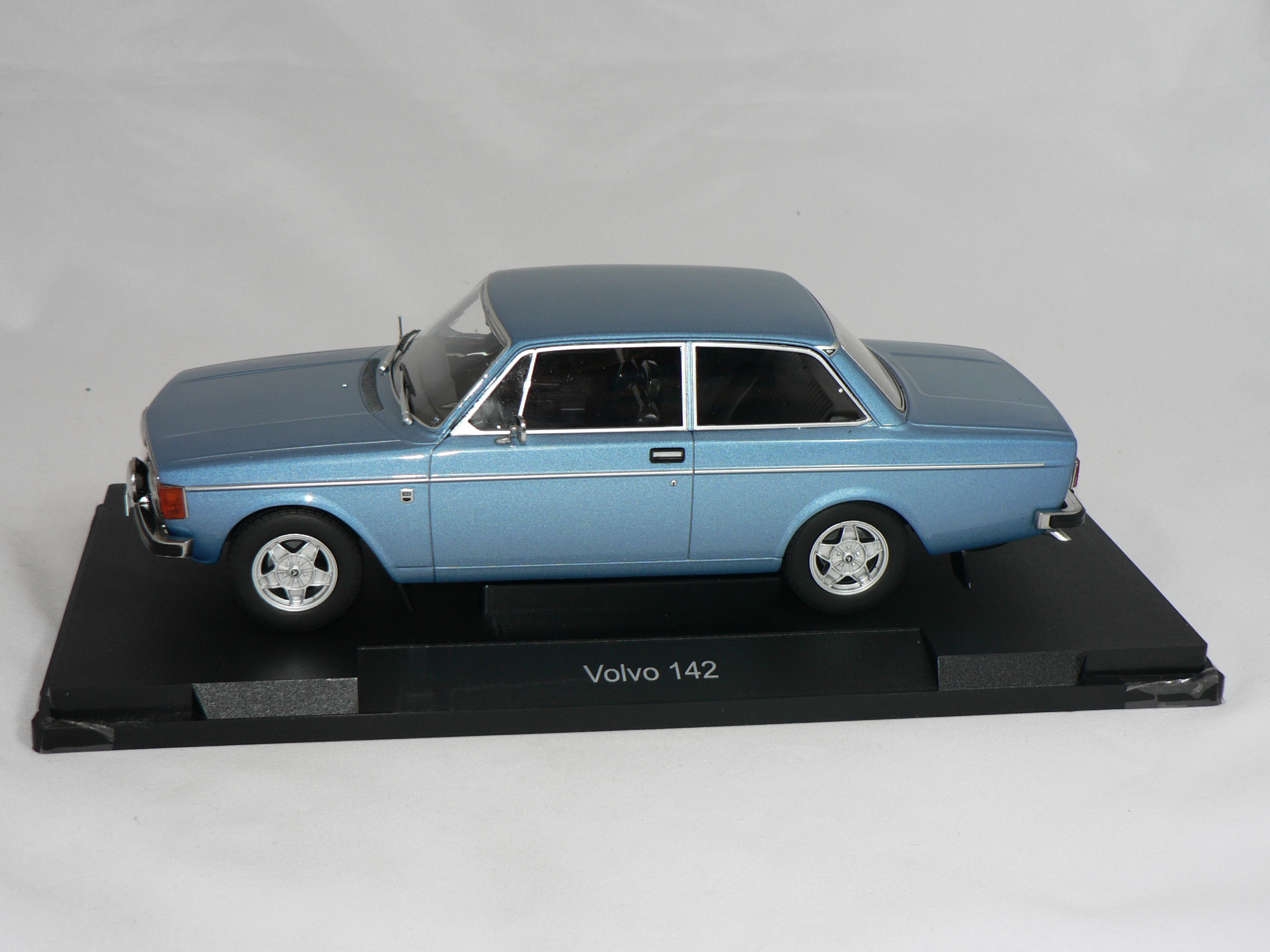Volvo 142    1973   1:18 MCG - 3