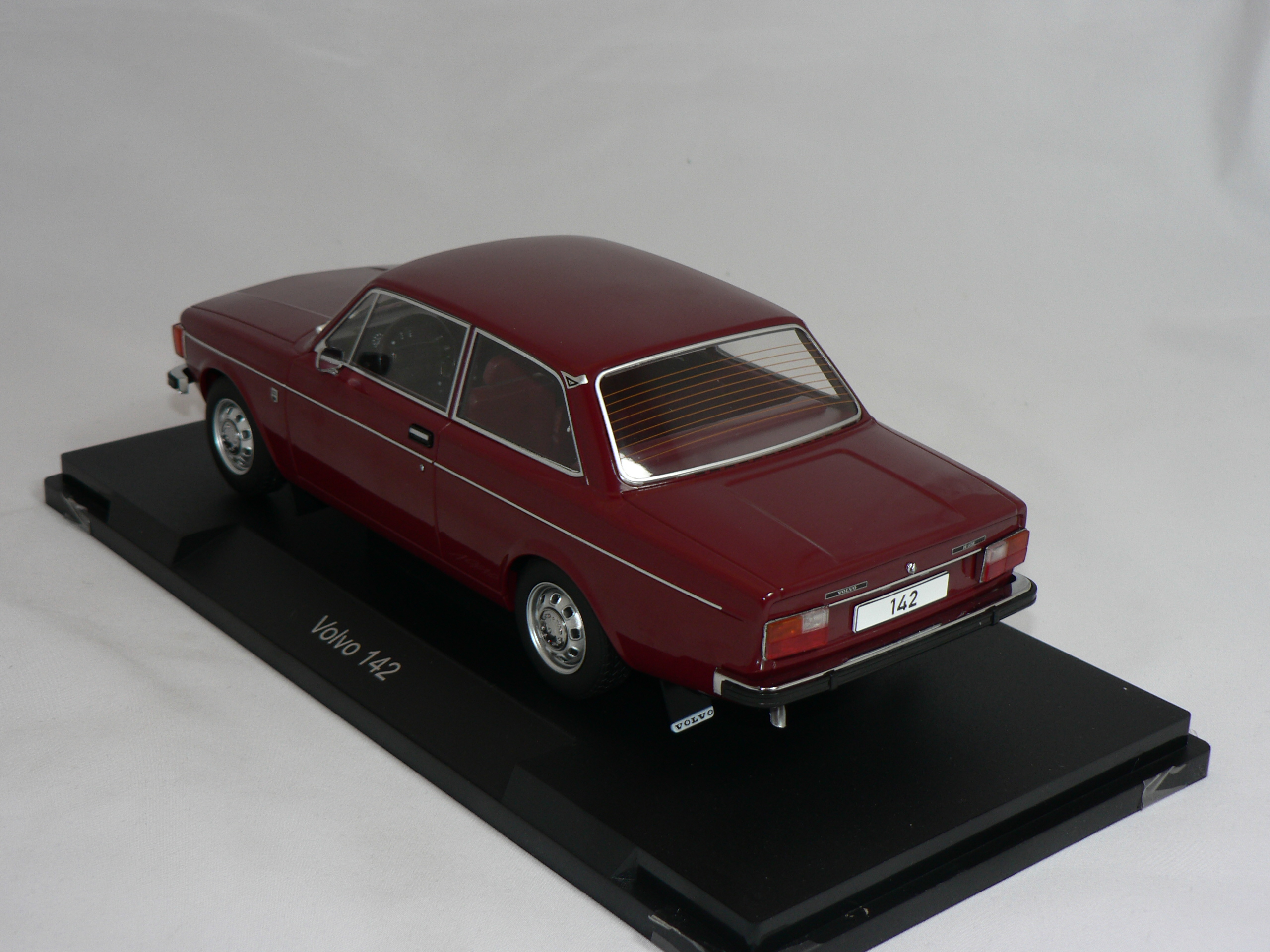 Volvo 142    1973   1:18 MCG - 2