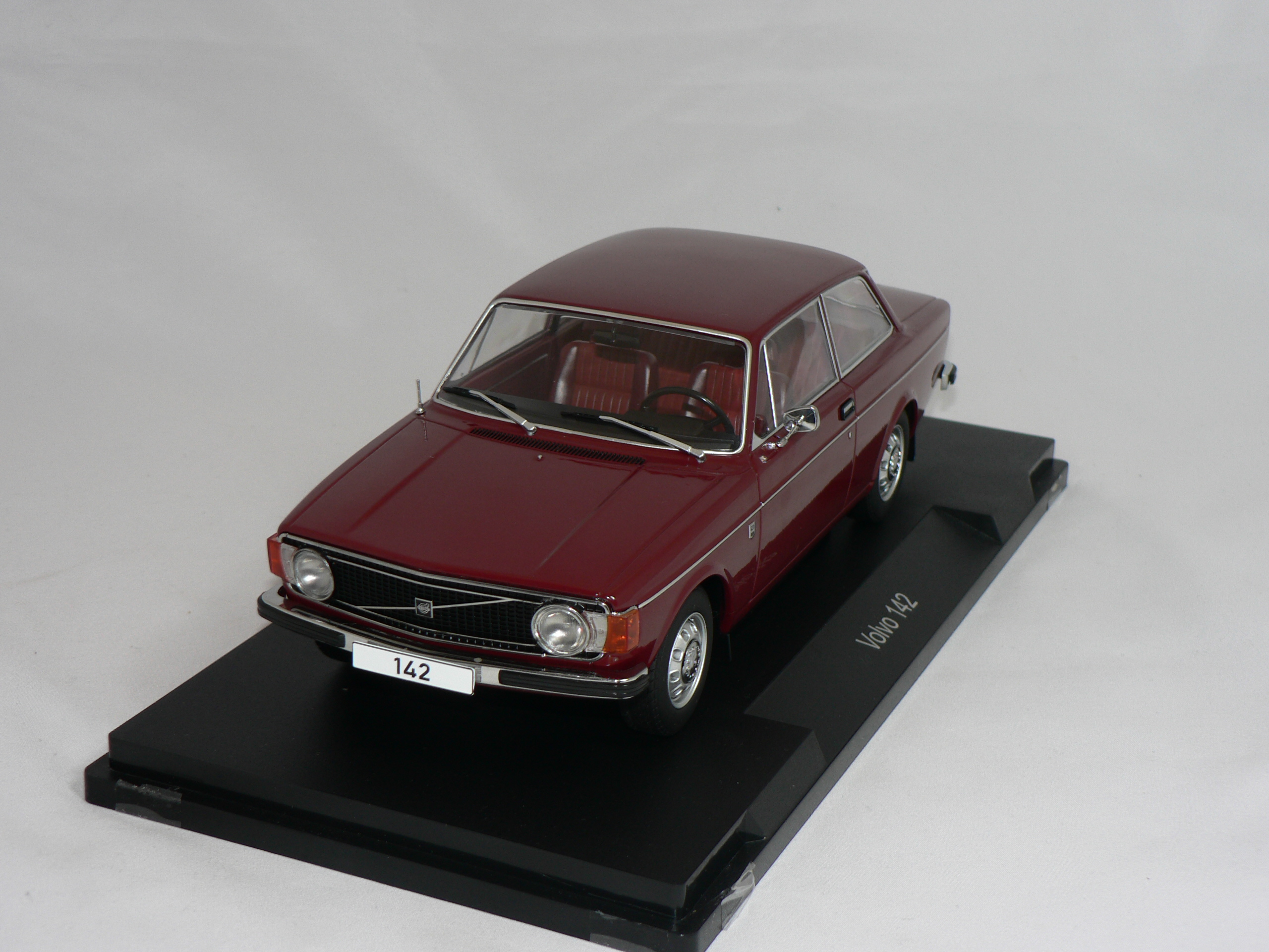 Volvo 142    1973   1:18 MCG