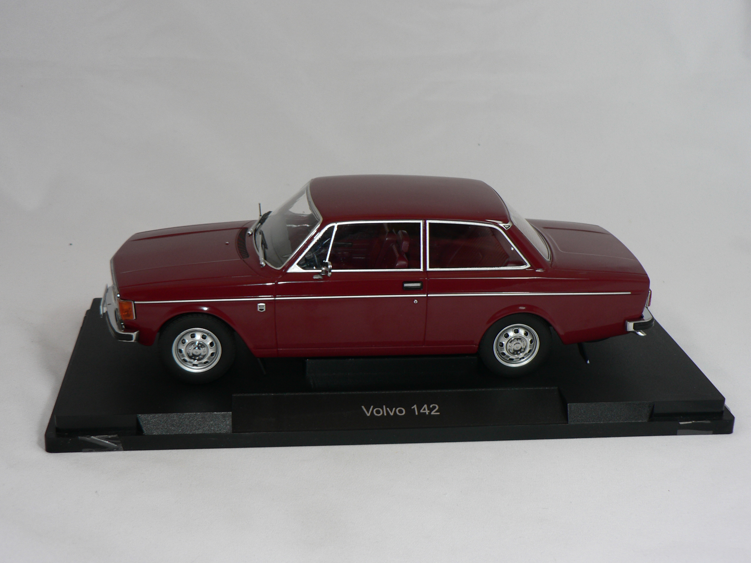 Volvo 142    1973   1:18 MCG - 3
