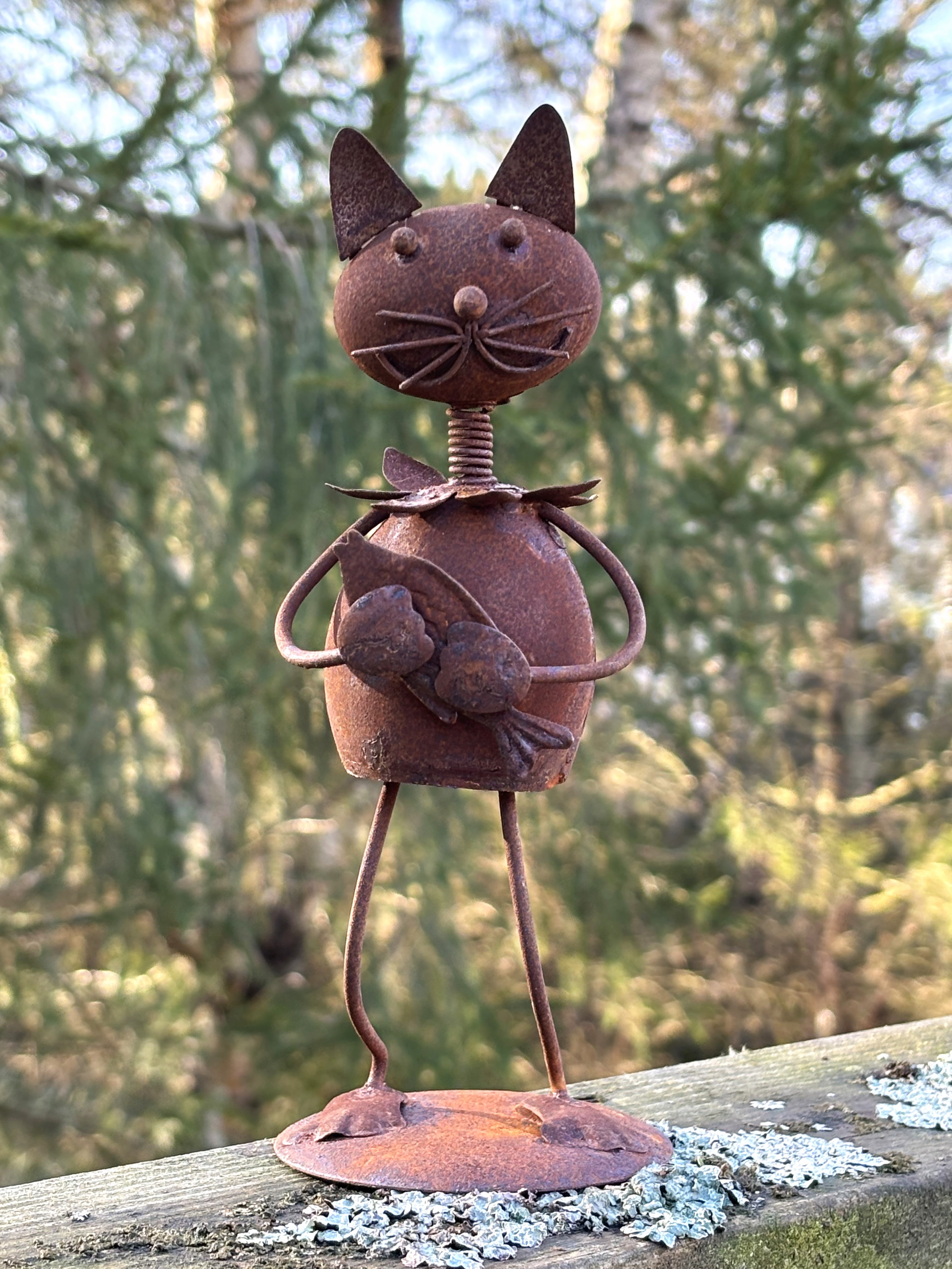 Katt med fisk i rostig plåt 20 cm