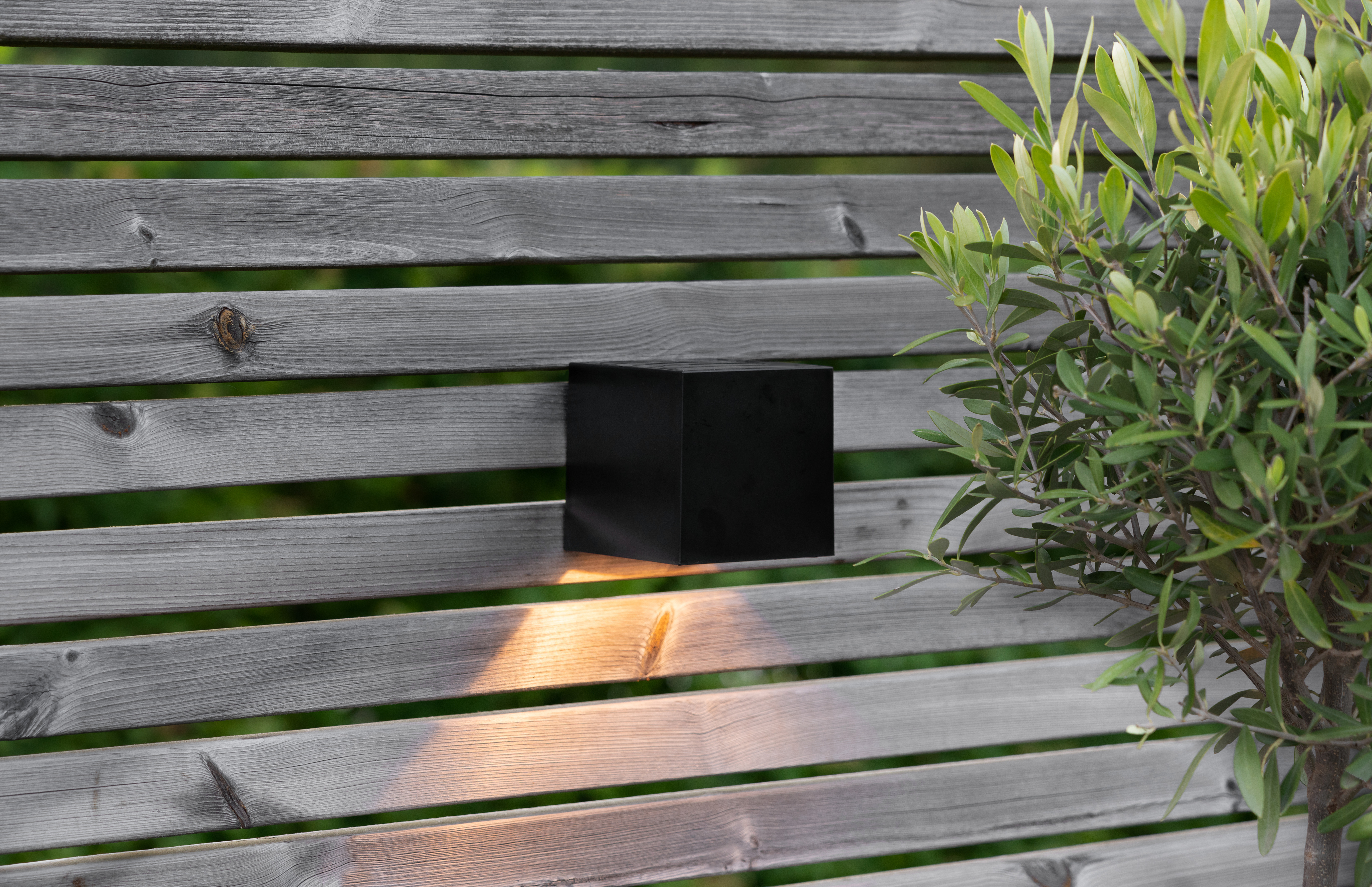 Solcellslampa till väggen Monaco svart kub