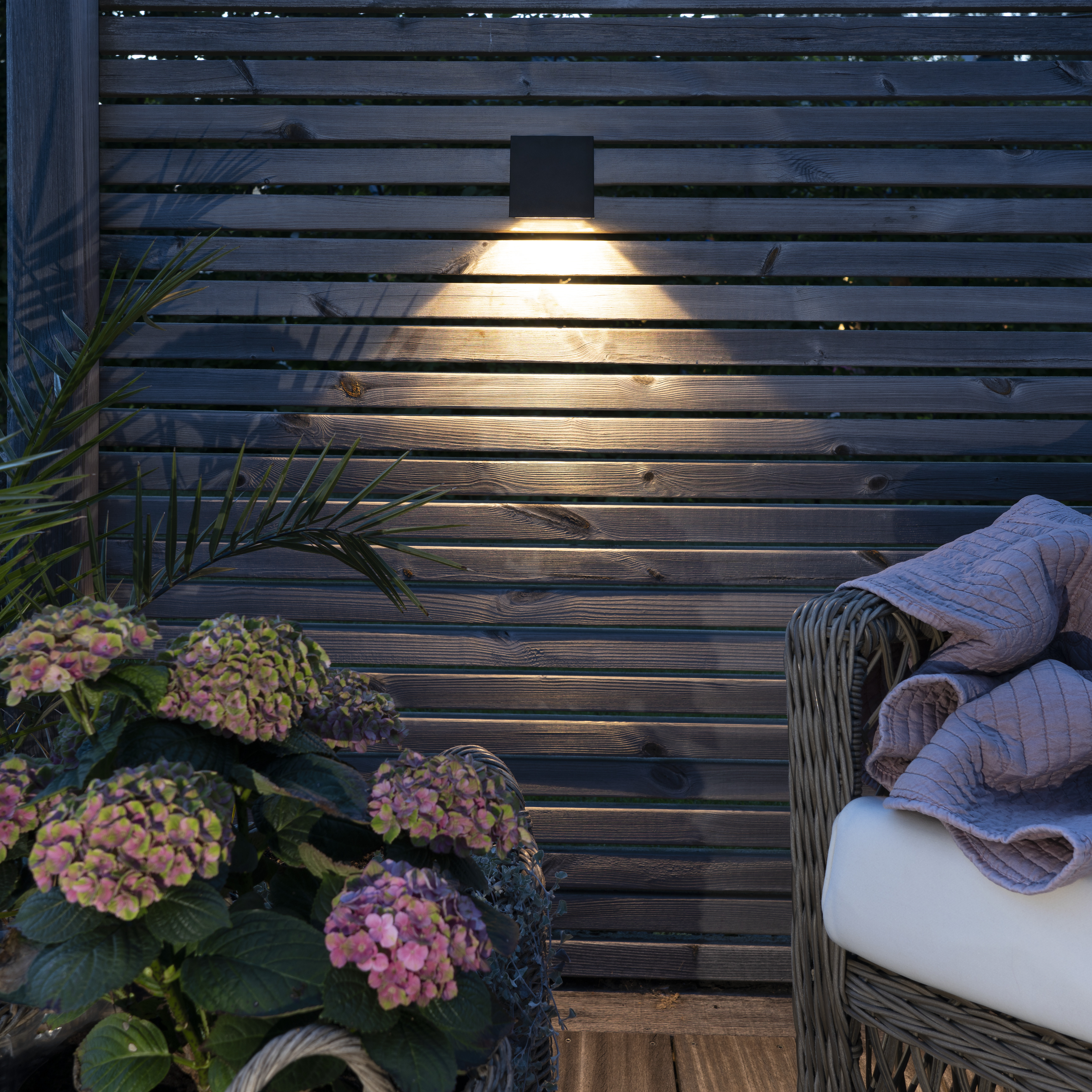 Solcellslampa till väggen Monaco svart kub