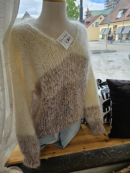 Tröja stickad i myk påfugle från hose of yarn