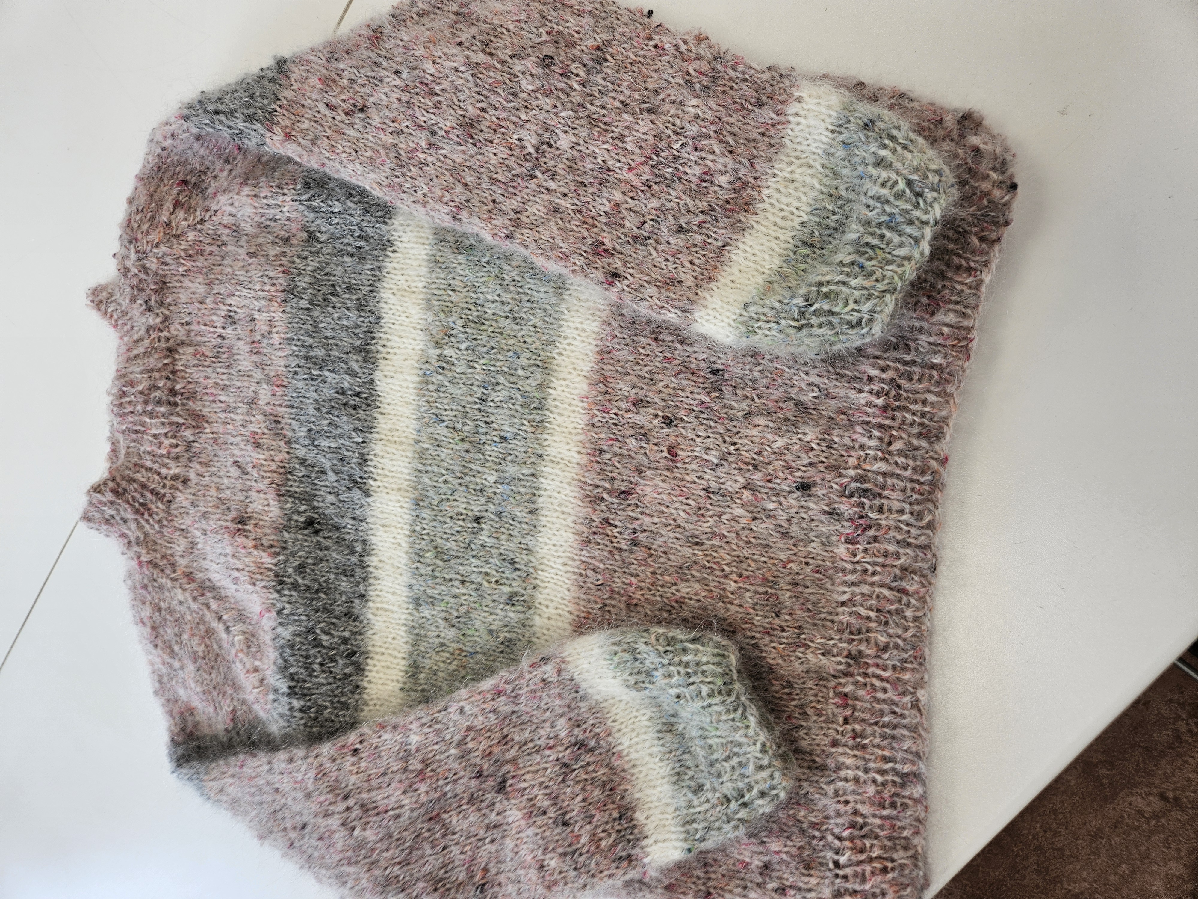 Tröja stickad i enkelt myk påfugle från house of yarn