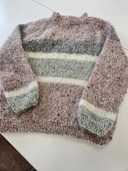 Tröja stickad i enkelt myk påfugle från house of yarn