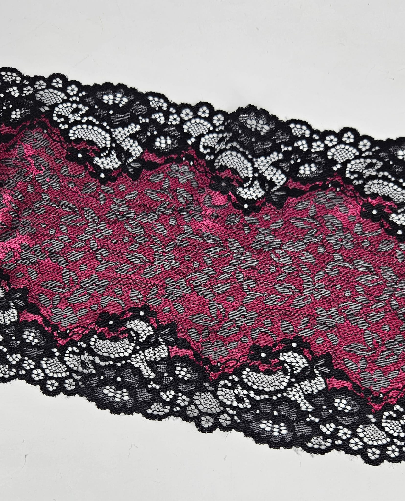 Svart stretch spets med Fuchsia mönster  - 21 cm - 2