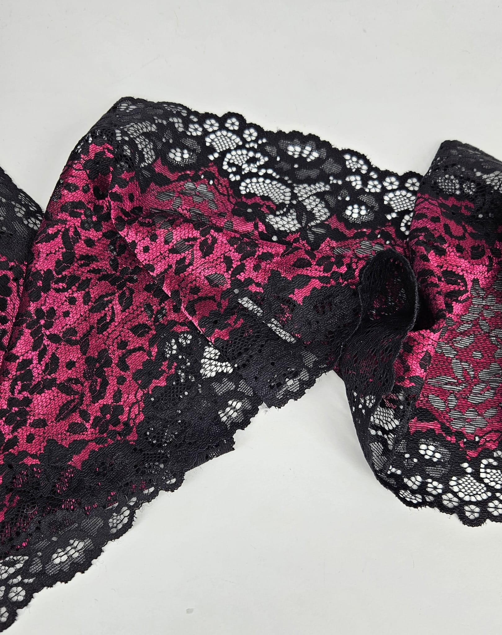 Svart stretch spets med Fuchsia mönster  - 21 cm